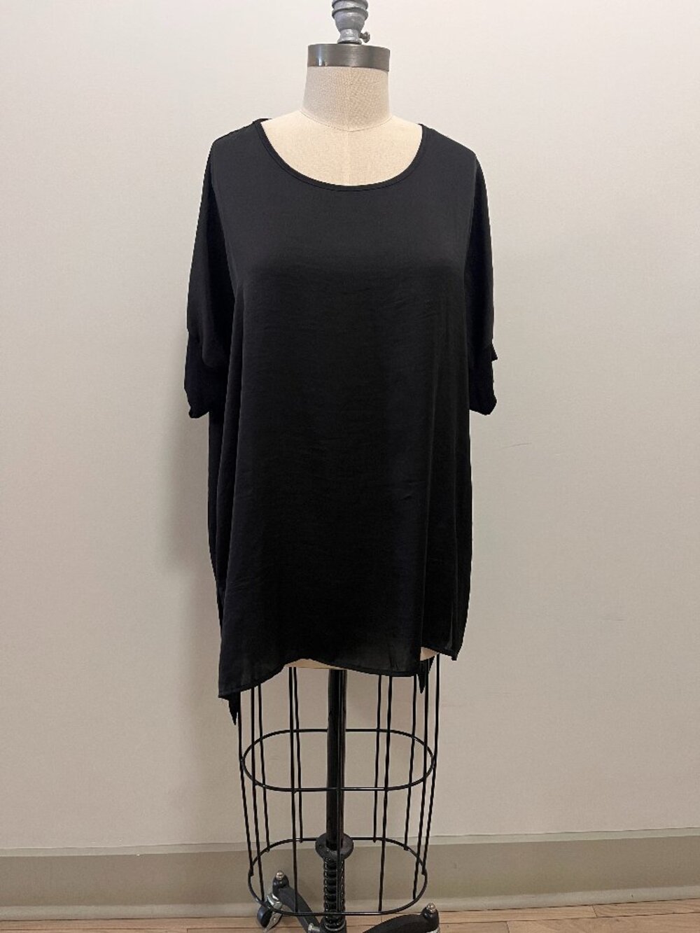 TUTU & LILLI Black Half Sleeve High Low Tunic Top